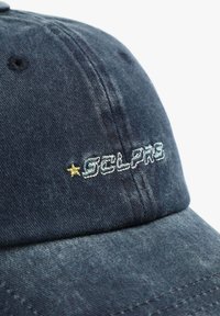 Dunkelblauer Denim-Cap mit distressed Textur, ausgestattet mit einem weißen und goldenen gestickten "SOLARS"-Logo und einem kleinen goldenen Sternakzent.
