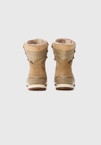 Braune wasserdichte Stiefel mit einem Obermaterial aus Wildleder, weicher Fütterung aus Fell und einer robusten Gummisohle. Mit Schnürdetails und einem weichen Kragen.