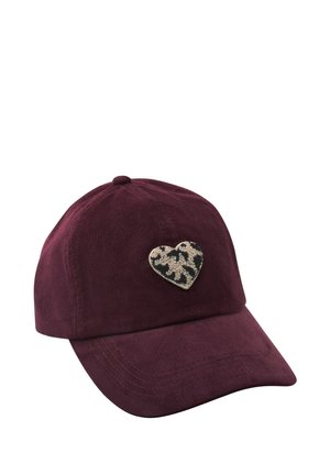 Casquette de baseball en velours côtelé rouge foncé avec un patch en forme de cœur noir et beige sur le panneau avant.