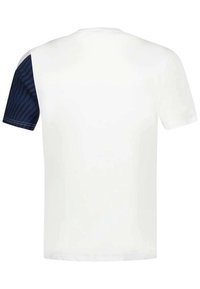 T-shirt bianco a maniche corte con una manica sinistra a righe blu scuro. Texture liscia, design a girocollo e vestibilità casual.