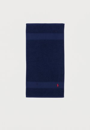 Toalla de baño rectangular azul marino con bandas texturizadas cerca de los bordes y pequeño logo de caballo bordado en rojo en la esquina inferior.