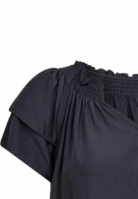 Blusa blu scuro con maniche corte e larghe. Presenta dettagli arricciati attorno al collo e un tessuto morbido e leggero.