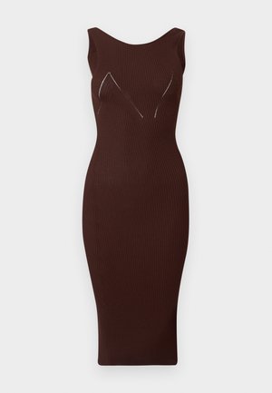 Brun ribstrikket kjole med rund udskæring, tætsiddende silhuet og markante udskæringsdetaljer ved brystet, glat tekstur.