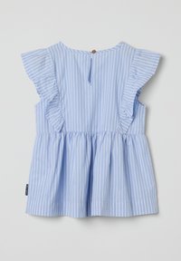 Blauw-wit gestreept mouwloos shirt met ruches aan de schouders, een geplooide peplum taille en een knoopsluiting aan de achterkant.