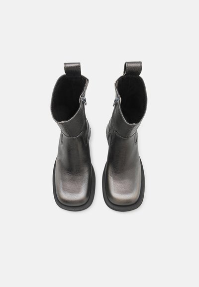 Stivaletti neri in pelle con una texture liscia, punta quadrata e cerniere laterali. Presentano una suola in gomma robusta e un design minimalista.