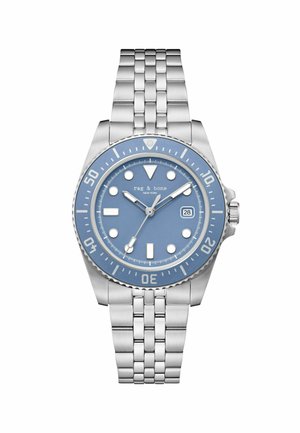 Sat od srebrnog metala s plavim brojčanikom, bijelim oznakama sati, prozorom za datum na 3 sata i rotirajućim okvirom označenim u minutama.