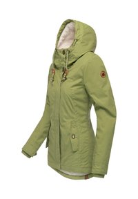 Giacca impermeabile verde con cappuccio, dotata di una morbida fodera interna, due tasche frontali e dettagli hardware decorativi.