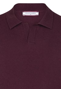 Burgunderfarbener Strick-Polohemd mit Kragen und Knopfleiste. Hat eine strukturierte Oberfläche und eine Etikett mit der Aufschrift "FELIX HARDY."