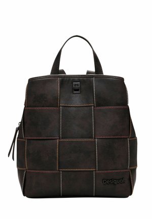 Dunkelbrauner Leder-Rucksack mit quadratischem Patch-Design, kontrastfarbiger Naht, Tragegriff oben, Seitenreißverschluss und Desigual-Logo an der unteren Vorderseite.