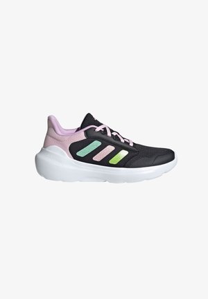 Zapatilla deportiva negra con acentos en rosa, parte superior de malla, rayas reflectantes en verde y rosa, y una suela de amortiguación blanca etiquetada como "CLOUDFOAM."