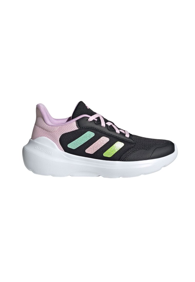 Baskets de sport noires avec des accents roses, tige en mesh, bandes réfléchissantes vertes et roses, et une semelle de amorti blanche étiquetée "CLOUDFOAM."