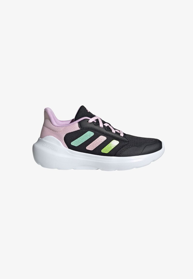 Baskets de sport noires avec des accents roses, tige en mesh, bandes réfléchissantes vertes et roses, et une semelle de amorti blanche étiquetée "CLOUDFOAM."