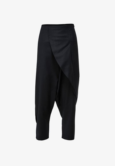 Melnas harema bikses, kas izgatavotas no austiem audumiem, ar drapētu priekšpusi, brīvu piegriezumu un saīsinātu garumu. Gluda tekstūra ar minimālistisku stilu.