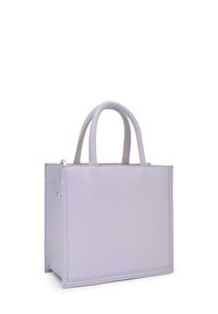 Bolso de mano de imitación cuero lavanda con dos asas superiores, forma rectangular estructurada y costuras visibles a lo largo de los bordes para dar detalle.