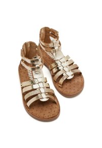 Gouden metallic sandalen met bandjes en een kurken inlegzool, met meerdere banden en glinsterende accenten, ontworpen voor comfort en ademend vermogen.