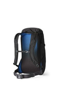 Sac à dos noir avec un panneau arrière texturé bleu et noir, bretelles ajustables et une fermeture éclair supérieure. Comprend une sangle pectorale pour le soutien.