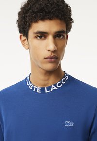 Lacoste CORE ACTIVE - T-shirt imprimé - bleu hbm