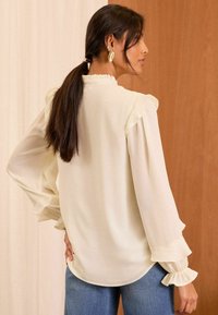 Love & Roses PETITE FIT -PINTUCK RUFFLE DETAIL NOTCH NECK LONG SLEEVE - Bluza - ivory