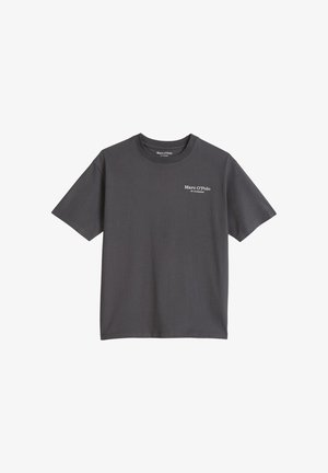 T-shirt gris foncé à manches courtes et col rond avec un petit logo blanc "Marc O'Polo" sur la partie gauche de la poitrine.