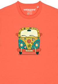 Oranges T-Shirt mit einem bunten Grafikdesign eines Vintage-Vans, geschmückt mit Blumen, Herzen und dem Wort "Frieden" auf der Vorderseite.