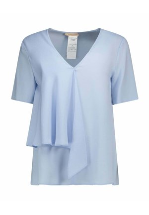 Blouse bleu clair à manches courtes avec col en V et détail asymétrique du panneau avant en couches.