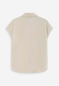 Camisa de manga corta beige con cuello entallado, dobladillo recto en la espalda y un patrón de tejido texturizado.