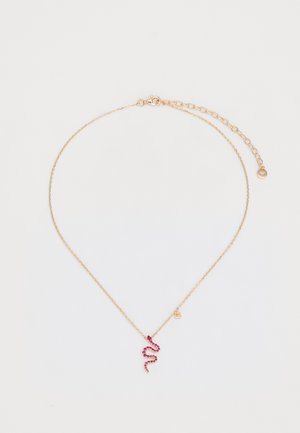 Collar de cadena de oro con un colgante en forma de serpiente adornado con piedras rosas y un pequeño charm en forma de corazón cerca del cierre.