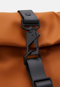 Rains ROLLTOP UNISEX - Dnevni ruksak - rust