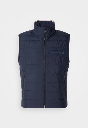 Gilet matelassé bleu marine avec col haut, fermeture éclair à l'avant, design matelassé horizontal et logo BOSS discret sur la poitrine. Deux poches latérales.