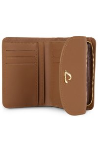 Portafoglio in pelle marrone con vari scomparti per carte, tasca per monete con zip e un accento dorato sulla chiusura. Texture liscia.