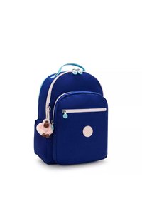 Marineblauwe rugzak met lichtblauwe accenten en een plush sleutelhanger. Heeft een voorvak en een ronde vorm, gemaakt van duurzaam stof.