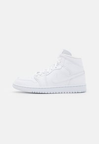 Białe sneakersy wysokie z gładkiej skóry. Wyróżniają je perforowany nos, sznurowadła oraz teksturowana gumowa podeszwa z akcentem w postaci logo.