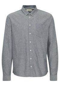 Camisa de rayas de manga larga en azul y blanco, con cuello abotonado, bolsillo frontal y dobladillo curvado. Fabricada en una tela ligera.