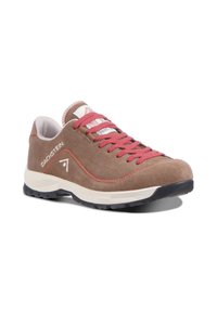 Zapato de senderismo marrón de ante con cordones rojos, entresuela blanca en contraste y suela de goma negra texturizada. Presenta un logotipo en el costado.