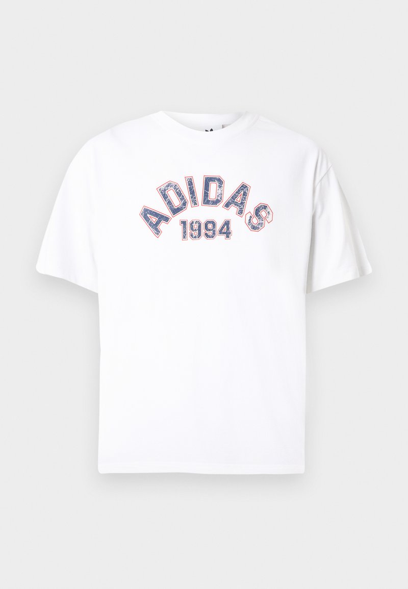 T-shirt en coton blanc à manches courtes, arborant le lettrage incurvé "ADIDAS" en rouge et bleu avec l'année "1994" dessous, design simple.