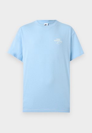 Helehall sinine Nike lühikeste varrukatega T-särk, millel on ülemisel vasakul rinnal valge "Nike Athletics" logo.