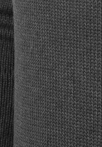 Dunkelgrauer Strickstoff mit einer glatten Textur und einem einheitlichen Muster. Eine Nahaufnahme, die sich auf die gleichmäßigen Stiche und Materialdetails konzentriert.