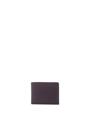 Portafoglio bi-fold in pelle marrone scuro con logo sottile in rilievo sul davanti, mostrato chiuso su sfondo bianco.