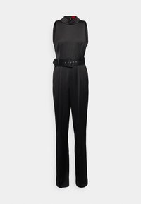 Mono negro con diseño sin mangas, cuello alto y un cinturón de tela ancho. Textura suave con pantalones de pierna recta.