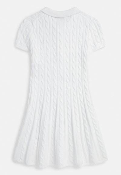 Bela obleka z vzorcem kabelskega pletenja in kratkimi rokavi, z rebrastim ovratnikom in razširjenim krilom. Gladek tekstura z izrazitimi vzorci po celotni obleki.