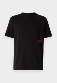 Svart kortermet t-skjorte laget av bomull. Har en liten rødtrykt logo på venstre side. Klassisk rund hals, rett passform.