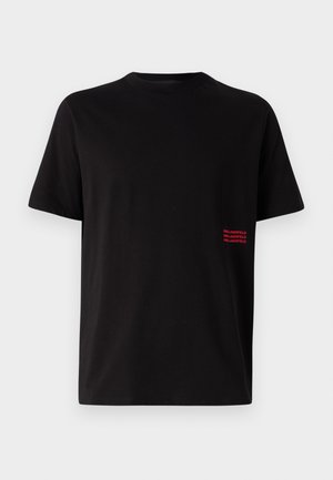 Svart kortermet t-skjorte laget av bomull. Har en liten rødtrykt logo på venstre side. Klassisk rund hals, rett passform.