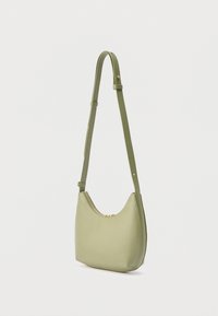 Μικρό δερμάτινο τσαντάκι ώμου σε ελιά πράσινο χρώμα με μακριά ρυθμιζόμενη λουρίδα και χρυσό φερμουάρ στο κλείσιμο.