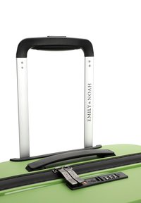 Zelený tvrdý zavazadlo s texturovaným povrchem, stříbrnou rukojetí, černým zipem a kombinovaným zámkem; logo "EMILY & NOAH" zobrazeno.