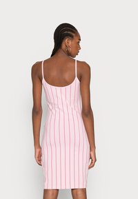 Karl Kani SMALL SIGNATURE PINSTRIPE DRESS - Džersejové šaty - rose