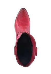 Bota de vaquero roja de cuero con punta afilada y diseño floral bordado. El interior es negro y la bota cuenta con una pequeña correa en el tobillo.