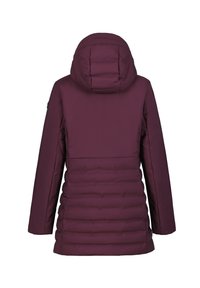 Chaqueta acolchada granate con capucha, que cuenta con un diseño acolchado y una silueta ligeramente ajustada. Textura suave con acabado liso.