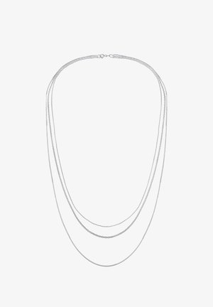 Collier en argent à plusieurs brins comportant trois chaînes de longueurs et textures variées, avec un fermoir sécurisé à l'arrière.