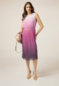 Rochie fără mâneci, plisată, în nuanțe ombre de la alb la roz și violet, cu o curea asortată și o textură netedă, ușoară.