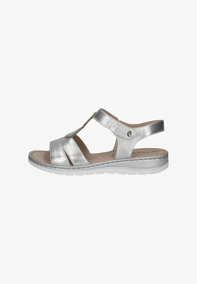 Stříbrné metalické sandály s otevřenou špičkou, křížovými popruhy a nastavitelným zadním popruhem, s texturovaným povrchem a polstrovanou podrážkou.